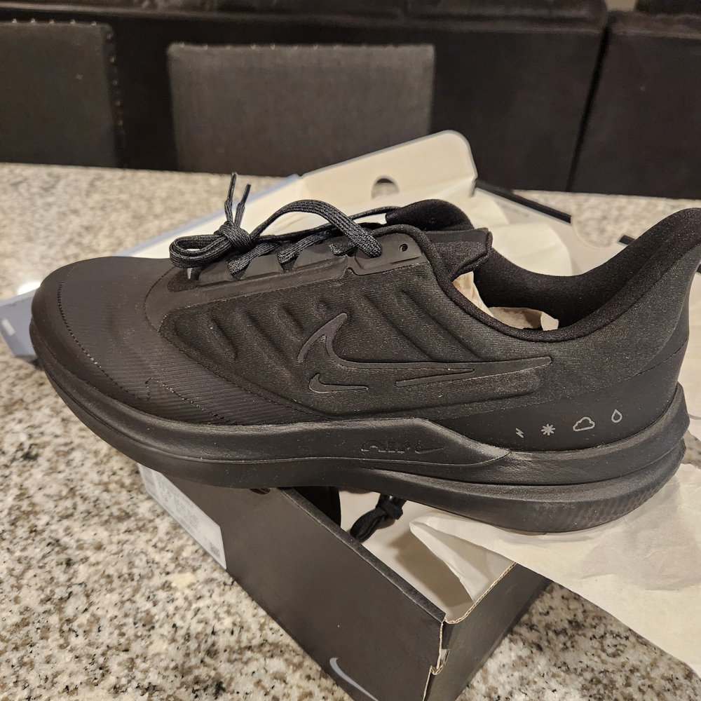 Nike Black Athletic Shoes with Cushioned Midsole and Breathable Mesh